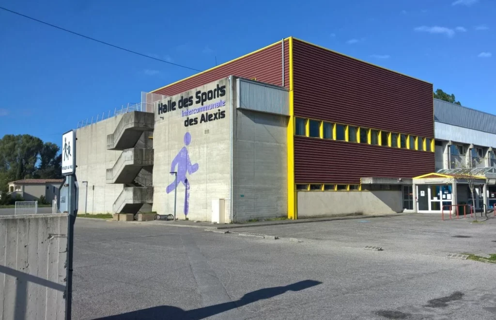 Entrée et façade de la Halle des Sports intercommunale des Alexis à Montélimar