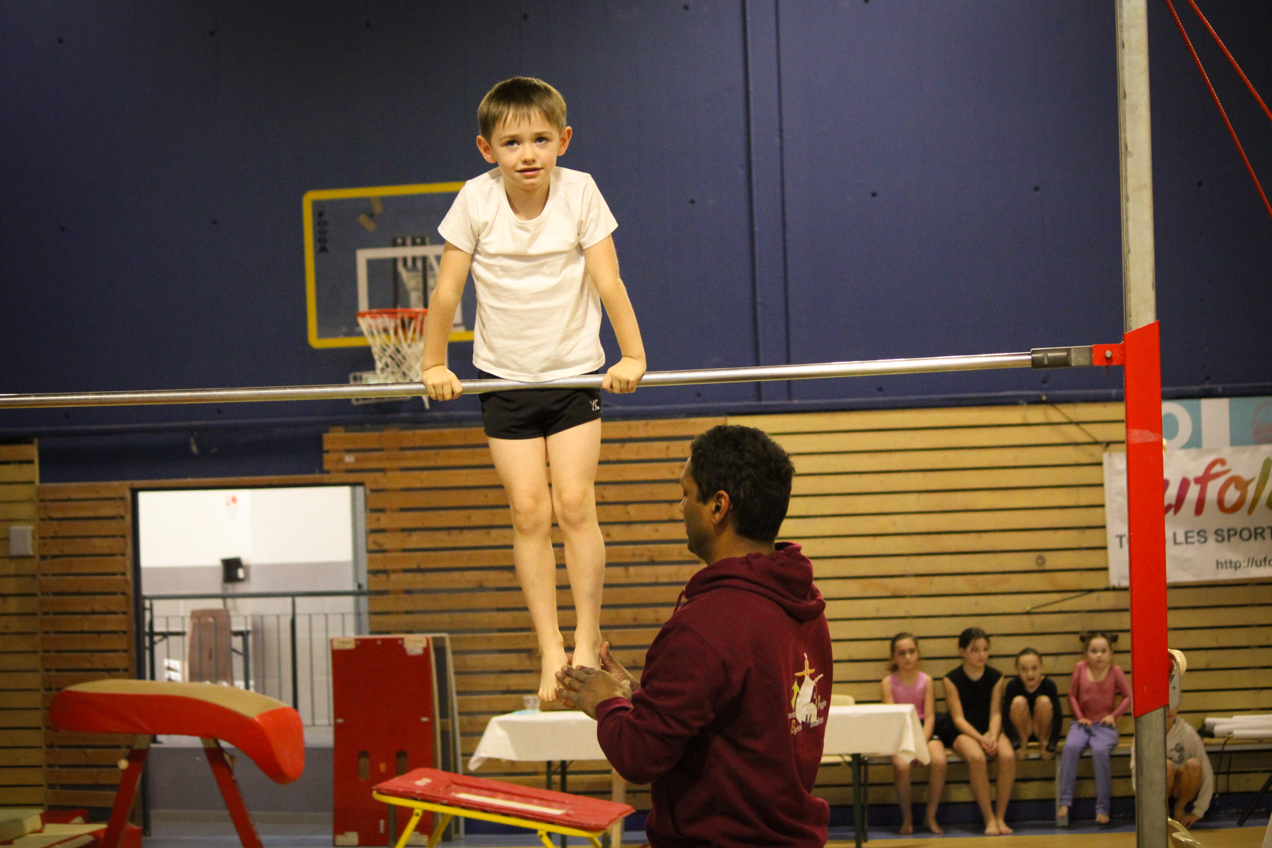 jeune gymnaste barre