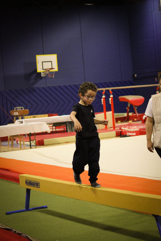 jeune gymnaste garçon sur poutre